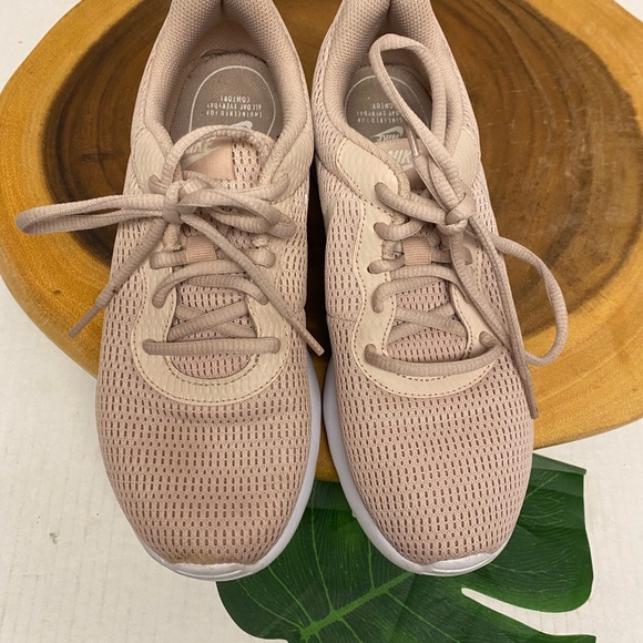 Nike Tanjun 812655 Soft Pink Blush Sneakers - Picture 4 of 11